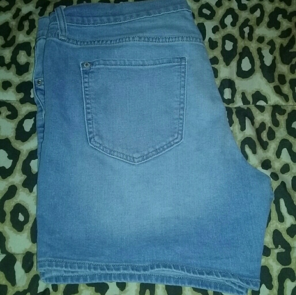 Shorts - Picture 3 of 4